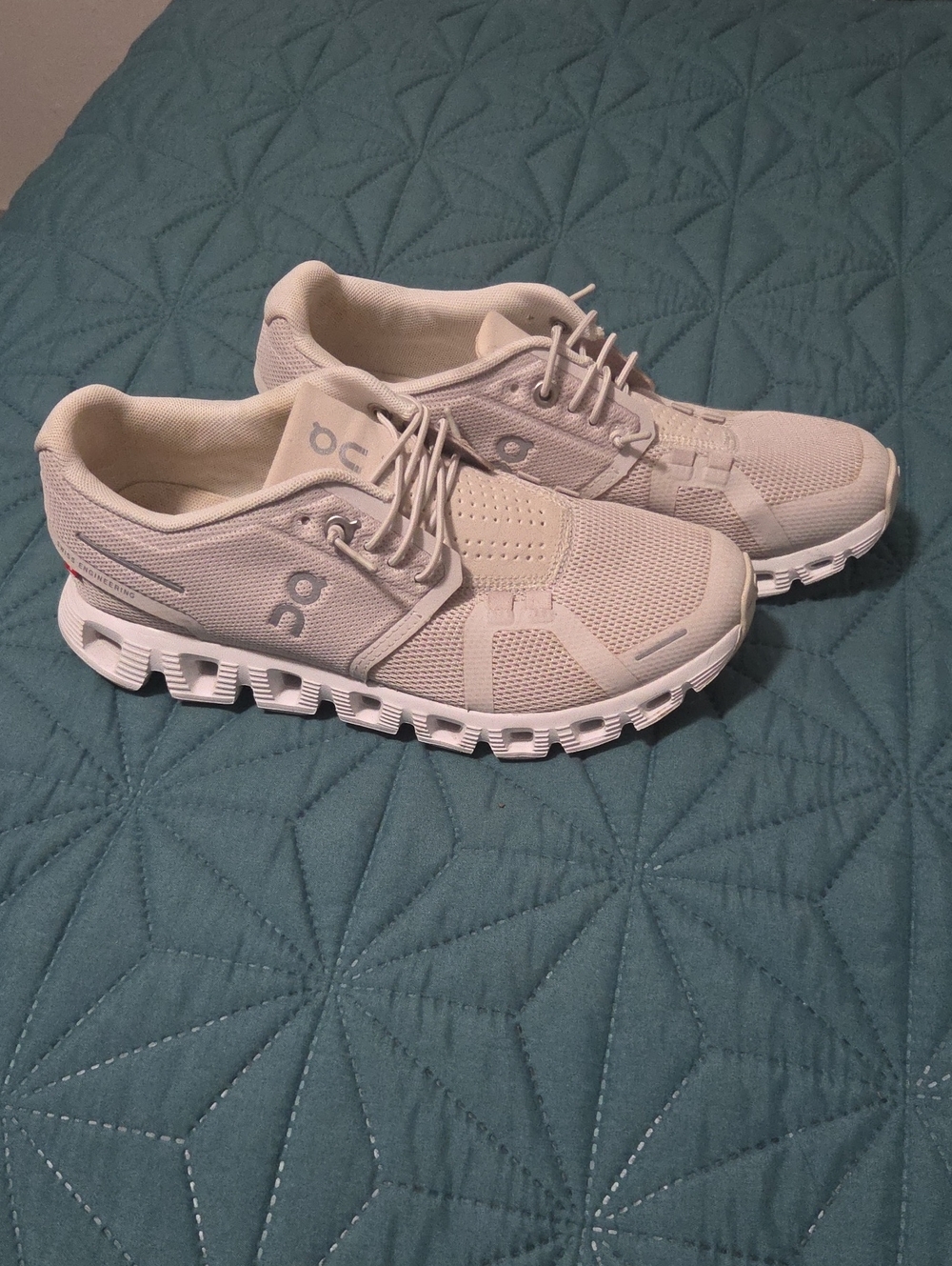 On Cloud 6 Women Size 6 Pearl/White